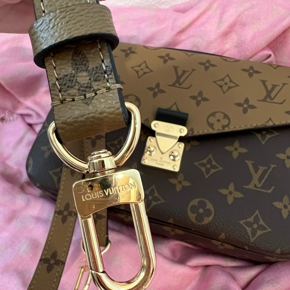 Like NEW POCHETTE METIS LOUIS VUITTON MONOGRAM CANVAS REVERSE SHOULDER Purse - Picture 11 of 12